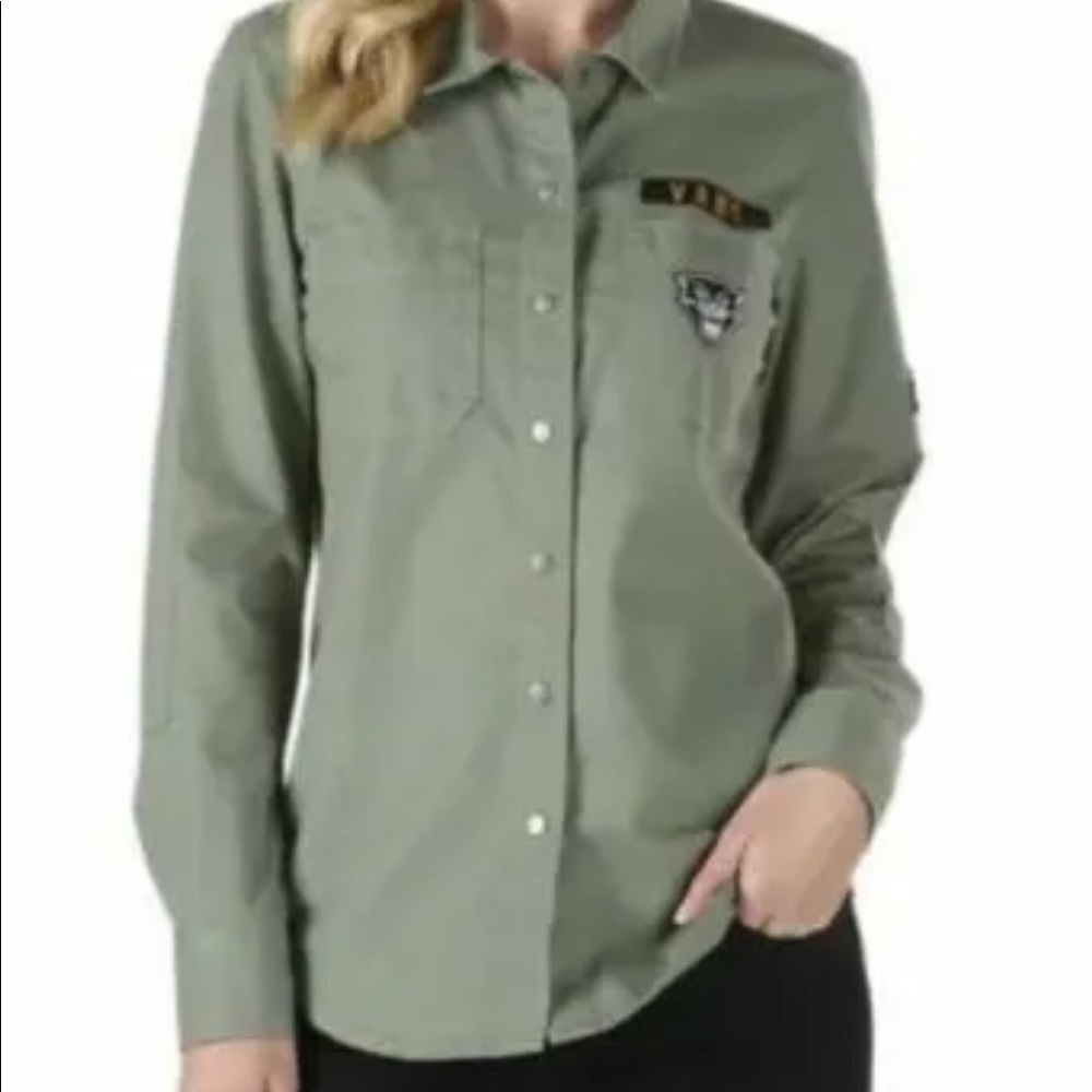 Vans off the wall patch snap front shirt. Size XS. NWOT